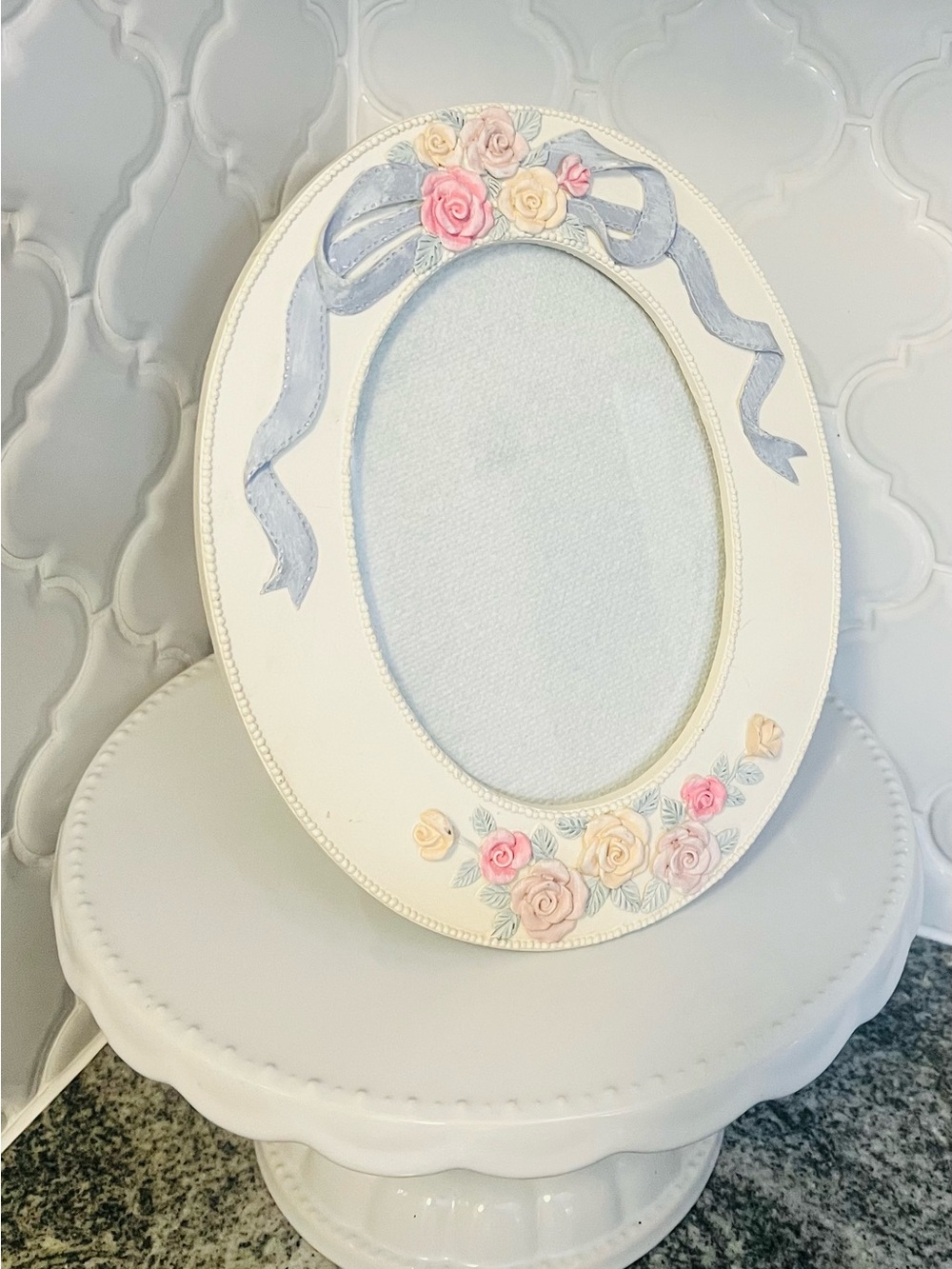 Vintage Shabby Chic Oval Floral Picture Frame made of Resin and Glass